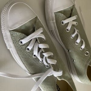 Never worn converse sneakers